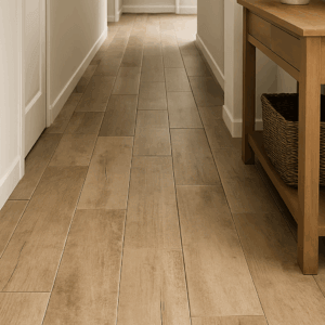 Boden- og veggflis Trophy Beige 20x60 cm – varm beige trestruktur porselensflis, slitesterk og tidløs, ideell for gang, stue og kjøkken – Fliskupp.no Etne